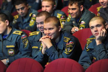 МДМ. Церемония награждения победителей IV Всероссийского фестиваля по тематике безопасности и спасения людей `Созвездие мужества`. На снимке: курсанты кадетского корпуса МЧС России.