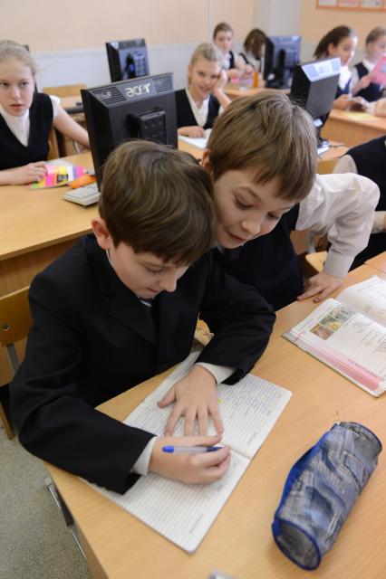 Оренбургскя гимназия. На снимке: учащиеся перед началом урока немецкого языка.