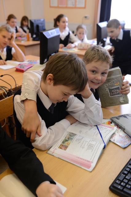 Оренбургскя гимназия. На снимке: учащиеся перед началом урока немецкого языка.