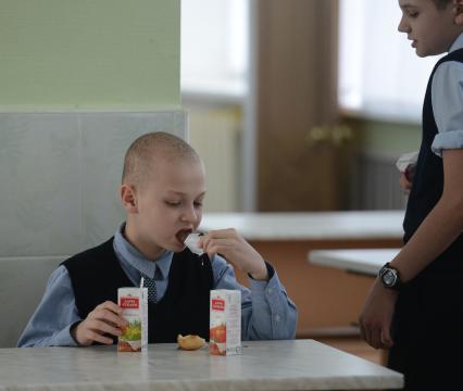 Оренбургскя гимназия. На снимке: учащиеся в столовой.