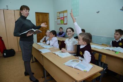 Оренбургскя гимназия. На снимке: учащиеся на уроке английского языка.