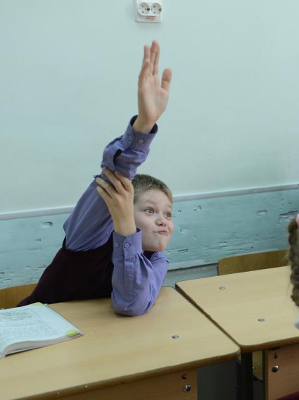 Оренбургскя гимназия. На снимке: ученик на уроке английского языка.