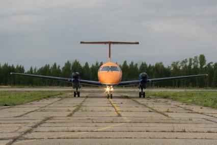 Турбовинтовой пассажирский самолёт EMBRAER-120 авиакомпании `Регион-Авиа`.