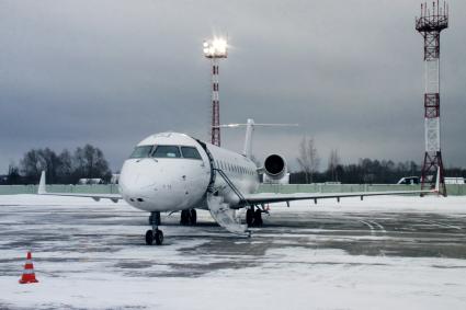 Пассажирский самолет Bombardier CRG-200 авиакомпании `РусЛайн`.