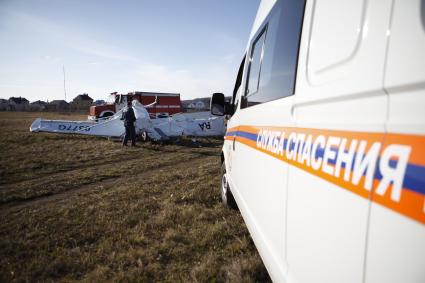 На аэродроме РОСТО Ставрополя потерпел крушение спортивный самолет `Синтал`. На снимке: автомобиль службы спасения на месте крушения.