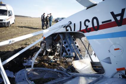 На аэродроме РОСТО Ставрополя потерпел крушение спортивный самолет `Синтал`. На снимке: обломки самолета.