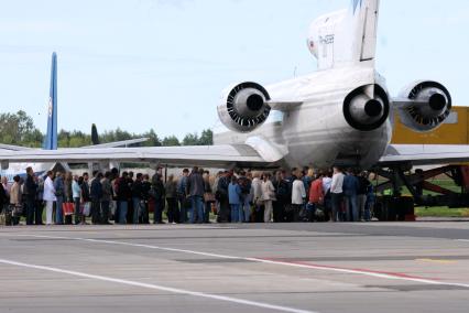 Пассажиры самолета ту-134-3 авиакомпании Ютэйр в калининграде