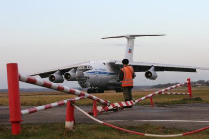 Самолет ил-76 мд в аэропорту Чкаловск в Калининграде