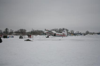 Самолет Ан-2 на аэродроме \"Девау\" в Калининграде