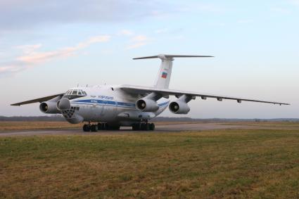 Самолет ил-76 мд в аэропорту Чкаловск в Калининграде