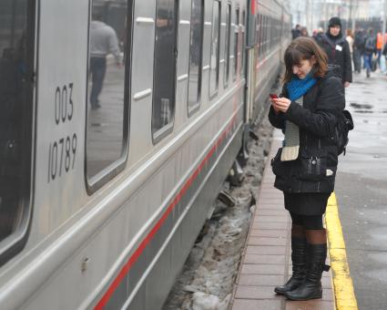 Ленинградский вокзал. Пассажиры на перроне перед отправкой поезда.