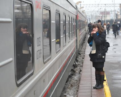 Ленинградский вокзал. Пассажиры на перроне перед отправкой поезда.