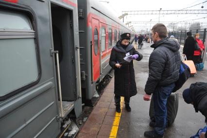 Ленинградский вокзал. Пассажиры на перроне перед отправкой поезда.