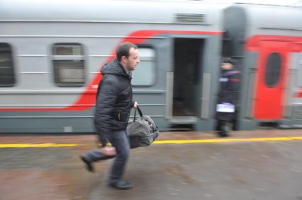 Ленинградский вокзал. Мужчина бежит по перрону.