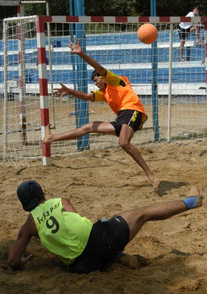 Соревнования по пляжному гандболу в Ставрополе. На снимке: эпизод матча.