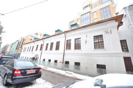 Конкурс `Московская реставрация - 2012`. Афанасьевский переулок. Конкурсный объект \"Жилой дом Зиновьевых-Юсуповых\". Реставраторы развернули крыльцо в сторону улицы.