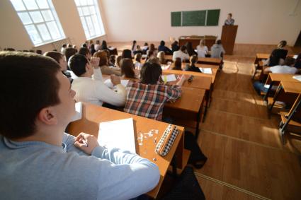 Оренбургский государственный университет. На снимке: студенты во время лекции.