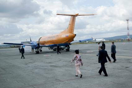 Люди садятся в самолет Embraer-120 авиакомпании `RusLine`