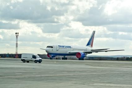 Самолет Boeing 767-200 авиакомпании `TransAero` на взлетной полосе.