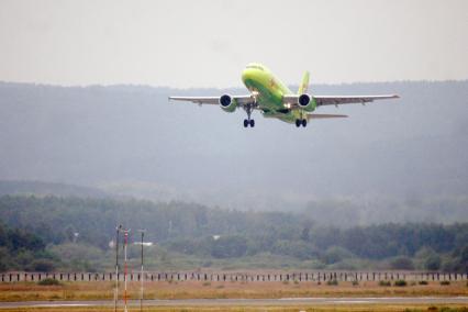 Самолет Airbus A319-114 авиакомпании `S7` на взлете.