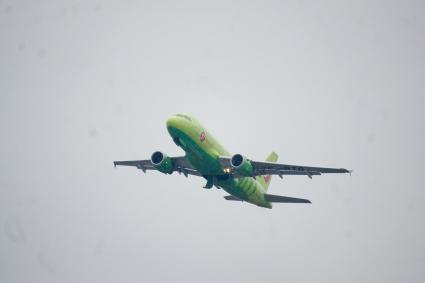 Самолет Airbus A319-114 авиакомпании `S7` на взлете.