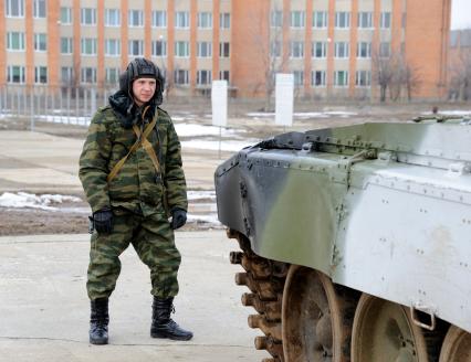 15 февраля 2013. Волгоград.  Солдаты батальона РХБЗ отрабатывают действия экипажа тяжелой огнеметной системы \" Буратино \", как на самой боевой машине, так и на ее компьютерном тренажере, который поступил на вооружение батальона.