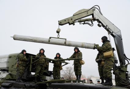 15 февраля 2013. Волгоград. Солдаты батальона РХБЗ отрабатывают действия экипажа тяжелой огнеметной системы \" Буратино \", как на самой боевой машине, так и на ее компьютерном тренажере, который поступил на вооружение батальона.
