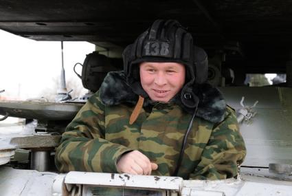 15 февраля 2013. Волгоград. Солдаты батальона РХБЗ отрабатывают действия экипажа тяжелой огнеметной системы \" Буратино \", как на самой боевой машине, так и на ее компьютерном тренажере, который поступил на вооружение батальона.