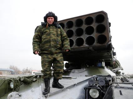15 февраля 2013. Волгоград. Солдаты батальона РХБЗ отрабатывают действия экипажа тяжелой огнеметной системы \" Буратино \", как на самой боевой машине, так и на ее компьютерном тренажере, который поступил на вооружение батальона.