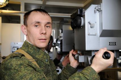15 февраля 2013. Волгоград. Солдаты батальона РХБЗ отрабатывают действия экипажа тяжелой огнеметной системы \" Буратино \", как на самой боевой машине, так и на ее компьютерном тренажере, который поступил на вооружение батальона.