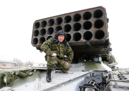 15 февраля 2013. Волгоград. Солдаты батальона РХБЗ отрабатывают действия экипажа тяжелой огнеметной системы \" Буратино \", как на самой боевой машине, так и на ее компьютерном тренажере, который поступил на вооружение батальона.