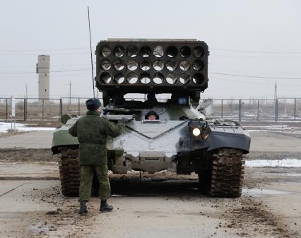 15 февраля 2013. Волгоград.  Солдаты батальона РХБЗ отрабатывают действия экипажа тяжелой огнеметной системы \" Буратино \", как на самой боевой машине, так и на ее компьютерном тренажере, который поступил на вооружение батальона.