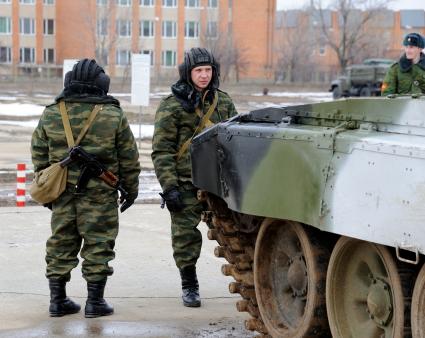 15 февраля 2013. Волгоград.  Солдаты батальона РХБЗ отрабатывают действия экипажа тяжелой огнеметной системы \" Буратино \", как на самой боевой машине, так и на ее компьютерном тренажере, который поступил на вооружение батальона.