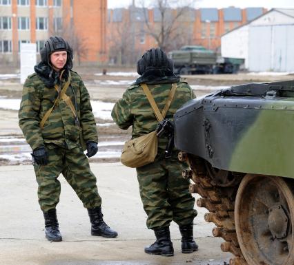 15 февраля 2013. Волгоград.  Солдаты батальона РХБЗ отрабатывают действия экипажа тяжелой огнеметной системы \" Буратино \", как на самой боевой машине, так и на ее компьютерном тренажере, который поступил на вооружение батальона.