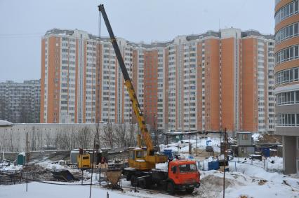 Царицыно.Строительство нового микрорайона. На снимке: автокран.