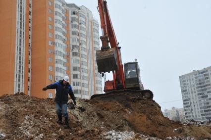 Царицыно.Строительство нового микрорайона. На снимке: экскаватор и строитель