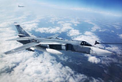 Дозаправка в воздухе военного самолета фронтового бомбардировщика СУ-24М.
