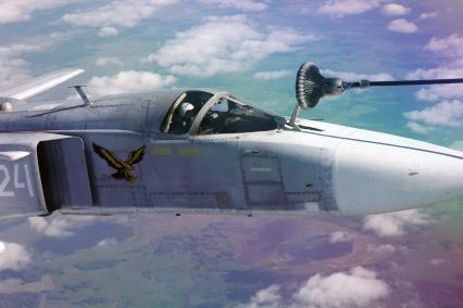 Дозаправка в воздухе военного самолета фронтового бомбардировщика СУ-24М.