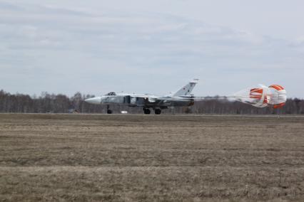 Самолет СУ-24М совершает посадку с применением парашютно-тормозной системы.