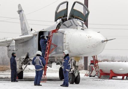 Техническое обслуживание перед вылетом военного самолета фронтового бомбардировщика СУ-24М.