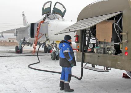 Заправка фронтового бомбардировщика СУ-24М.