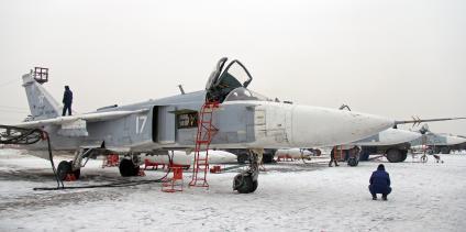 Техническое обслуживание военного фронтового бомбардировщика СУ-24М.