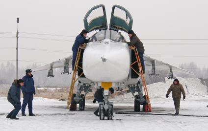 Техническое обслуживание перед вылетом военного самолета фронтового бомбардировщика СУ-24М.