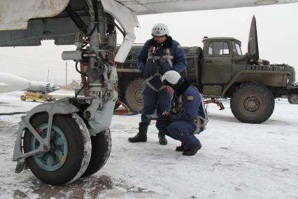 Пилоты фронтового бомбардировщика СУ-24М осматривают самолет перед полетом.