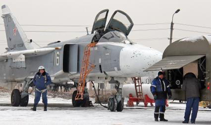 Заправка фронтового бомбардировщика СУ-24М.