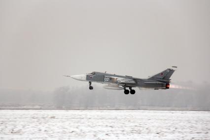 Взлет военного фронтового бомбардировщика СУ-24М.