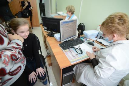 Поликлиника. На снимке: ребенок на приеме у педиатра.