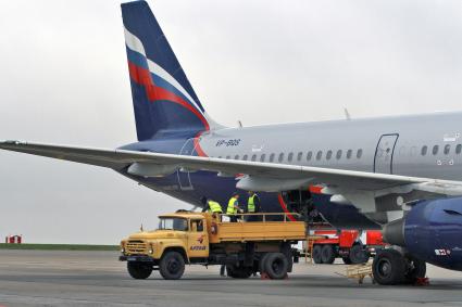 Выгрузка багажа из пассажирского самолета Airbus A321 авиакомпании `Аэрофлот`.