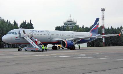 В аэропорту Барнаула стоит пассажирский самолет Airbus A321 авиакомпании `Аэрофлот`. Идет посадка на рейс.
