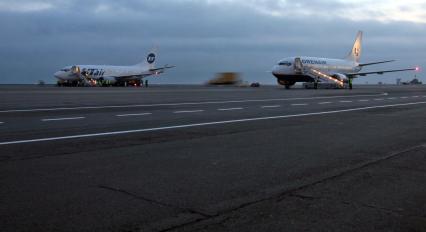 Пассажирский самолет Boeing 737-500 авиакомпаний `UTair` (слева) и `ORENAIR`.